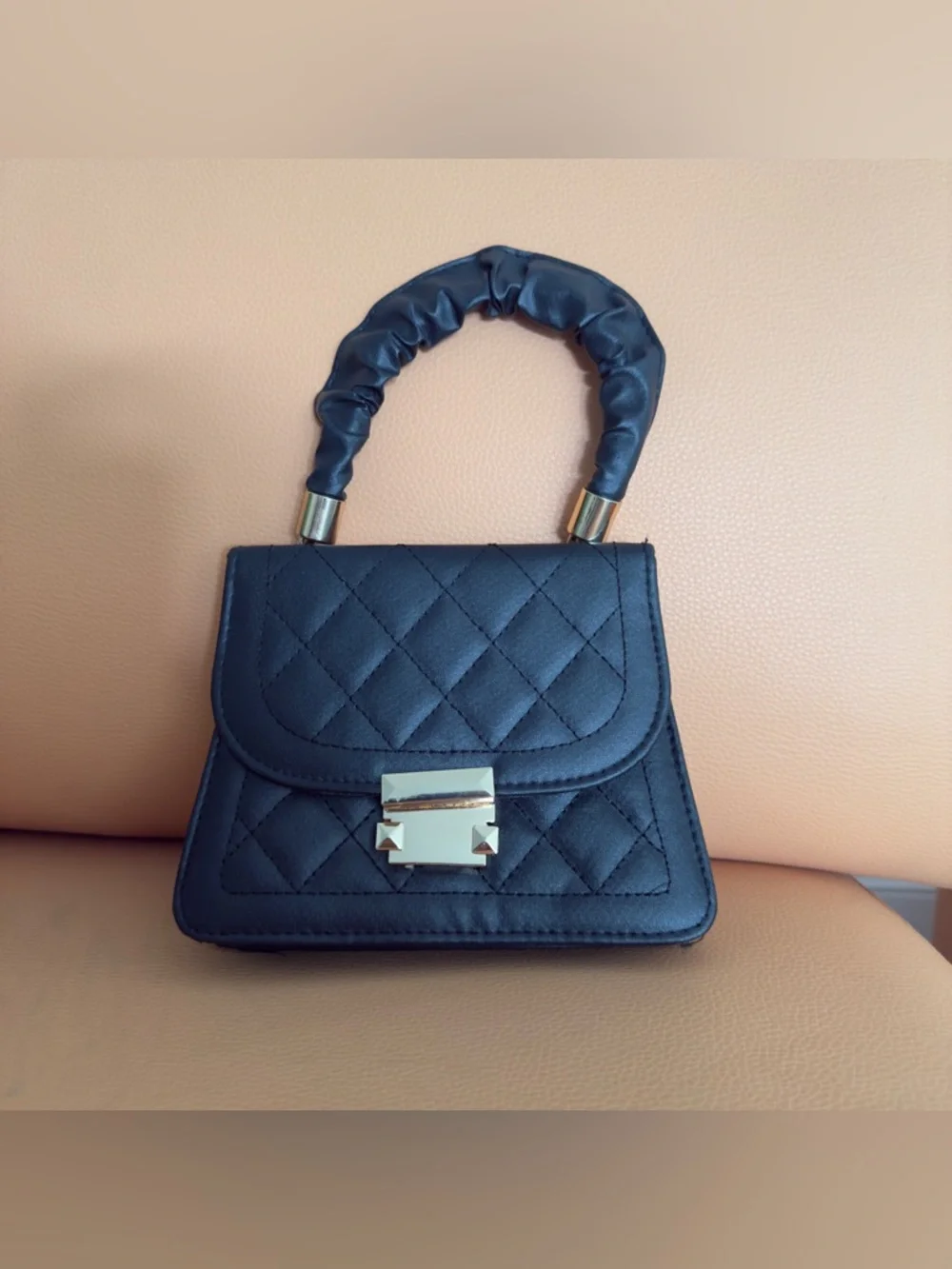 2for$8 Black & White Quilted Top-Handle Women's Bag / Clutch with Gold Hardware - Picture 7 of 9